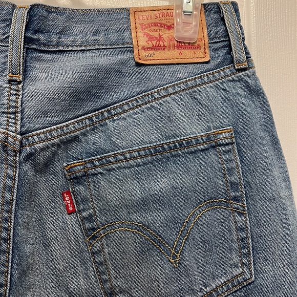 Levi’s 501 Jean Shorts - Picture 4 of 6